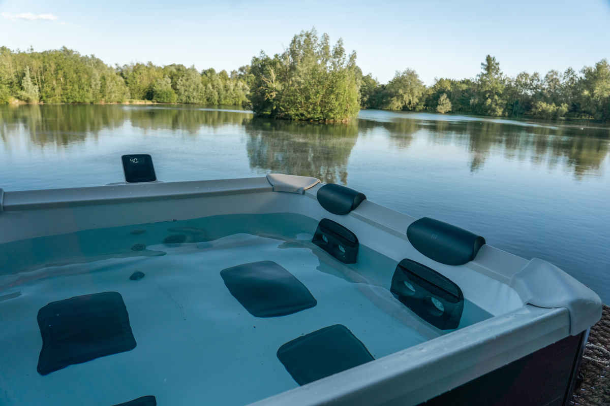 MSpa Oslo 6-Person Rigid Hot Tub & Spa