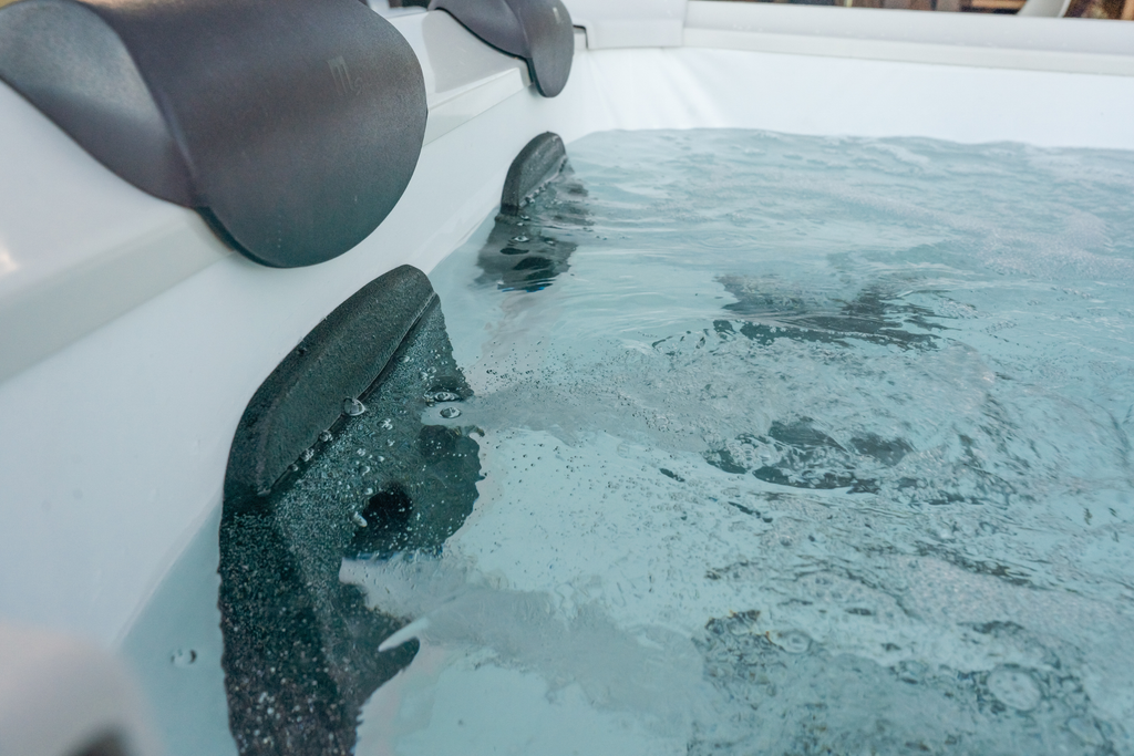 MSpa Oslo 6-Person Rigid Hot Tub & Spa