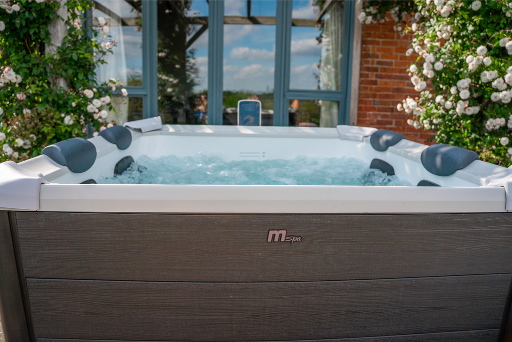 MSpa Oslo 6-Person Rigid Hot Tub & Spa