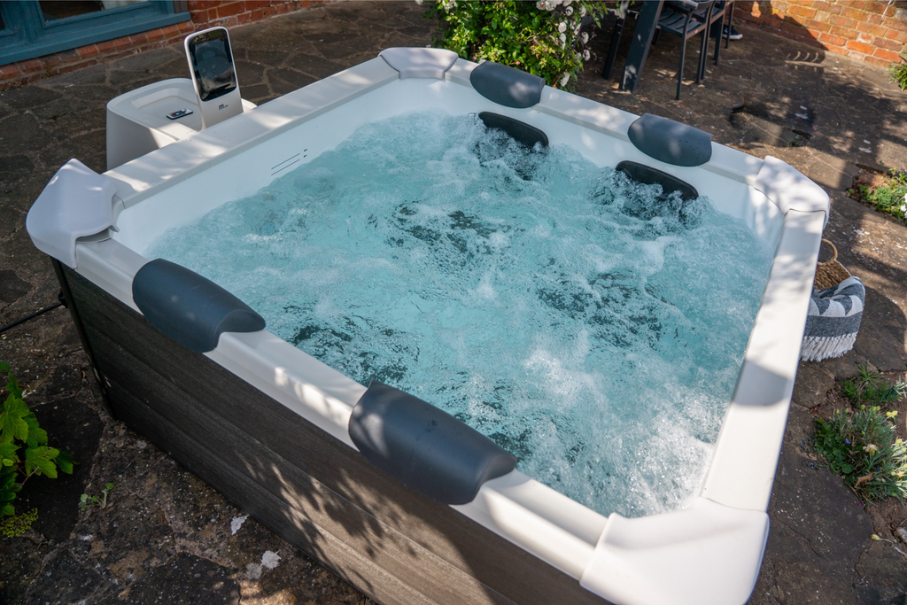 MSpa Oslo 6-Person Rigid Hot Tub & Spa