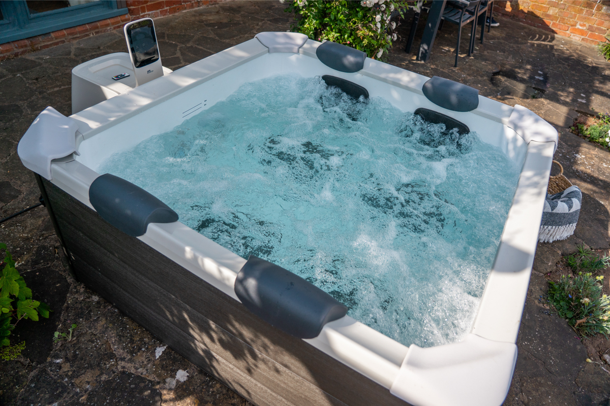 MSpa Oslo 6-Person Rigid Hot Tub & Spa