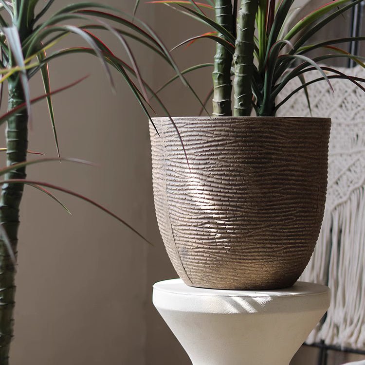 Vintage-Style Outdoor Planter – Camel